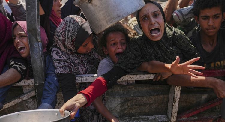 Mueren 20 personas al volcarse un camión con ayuda en Gaza; aumentan víctimas mortales por hambre