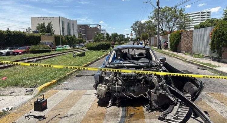 Locomotora se desprende de tren y embiste a varios vehículos en Irapuato; murieron seis personas
