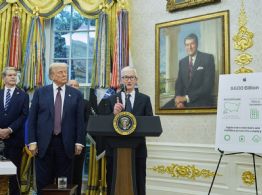 Trump anuncia que Apple invertirá otros 100 mil millones en manufactura en EU