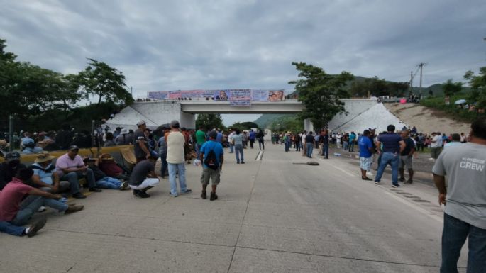 Colapsan la autopista del Sol y la federal México-Acapulco