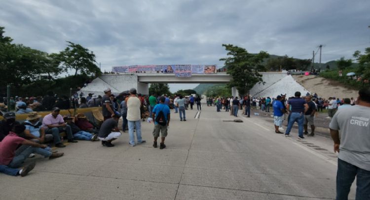 Colapsan la autopista del Sol y la carretera federal México-Acapulco