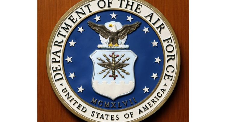 Fuerza Aérea de EU negará pago de jubilación a militares transgénero que sean separados del servicio