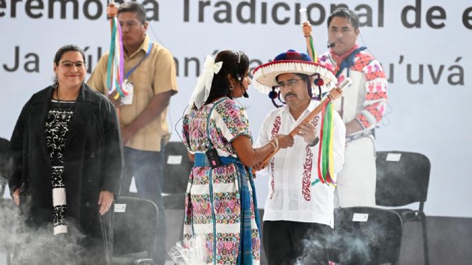 Entre porras a AMLO y Sheinbaum, indígenas entregan bastones de mando a ministros electos de la Corte