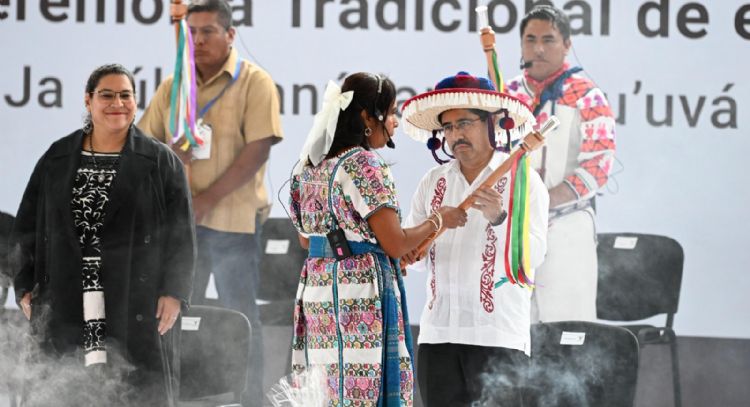 Entre porras a AMLO y Sheinbaum, indígenas entregan bastones a ministros electos de la Corte
