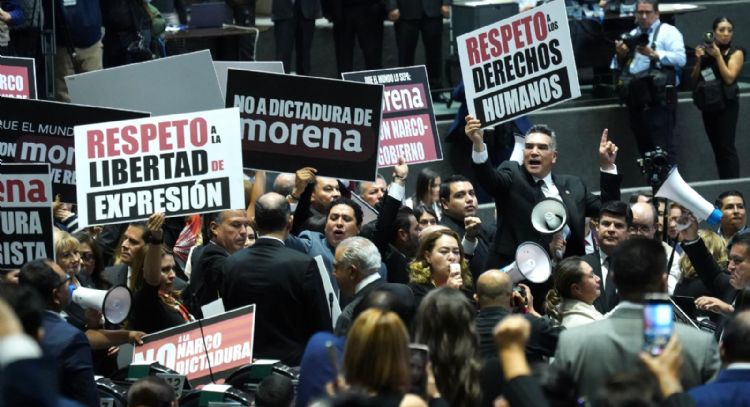 Priistas irrumpen en la sesión con megáfonos y pancartas para denuncian “narcodictadura” (Video)
