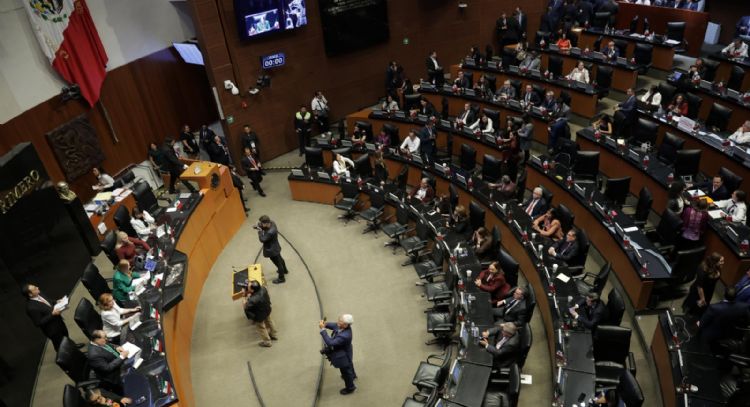 Miembros de la asociación Recap se manifiestan en el Senado contra toma de protesta de juzgadores
