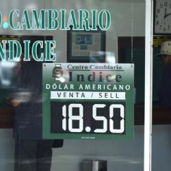 Peso avanza mientras el dólar se debilita tras datos negativos de empleo en EU