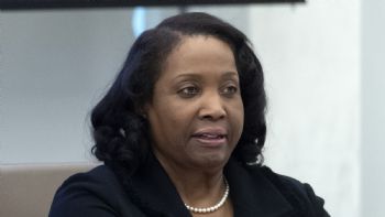 Revés a Trump: tribunal decide que Lisa Cook puede seguir como gobernadora de la Fed
