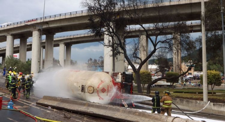 Suman cuatro muertos por explosión de pipa de gas en Iztapalapa