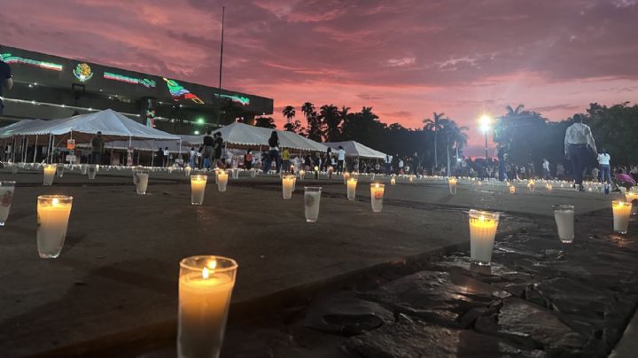 Con miles de veladoras iluminan explanada del Palacio de Gobierno en Culiacán
