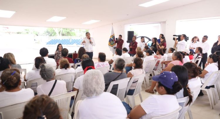 Atiende Américo demandas de las mujeres despicadoras en Tampico