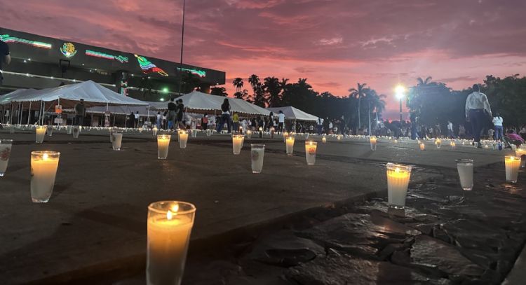 Con miles de veladoras iluminan explanada del Palacio de Gobierno en Culiacán