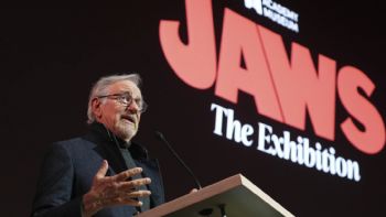 Steven Spielberg celebra la exposición del 50 aniversario de "Tiburón" en el Museo de la Academia