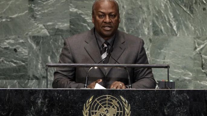 Demanda afirma que EU retuvo a migrantes con camisas de fuerza durante 16 horas en un vuelo a Ghana