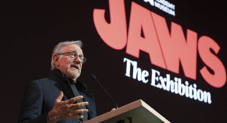 Steven Spielberg celebra la exposición del 50 aniversario de "Tiburón" en el Museo de la Academia