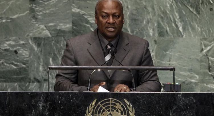 Demanda afirma que EU retuvo a migrantes con camisas de fuerza durante 16 horas en un vuelo a Ghana