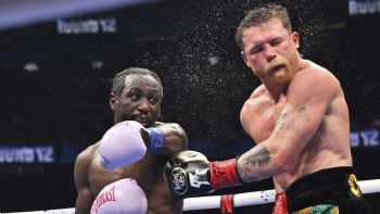 Terence "Bud" Crawford hace historia al destronar al "Canelo" Álvarez