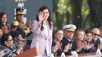 Hugo Aguilar evita aplaudir a Kenia López y luego le expresa “respeto” en redes (Video)