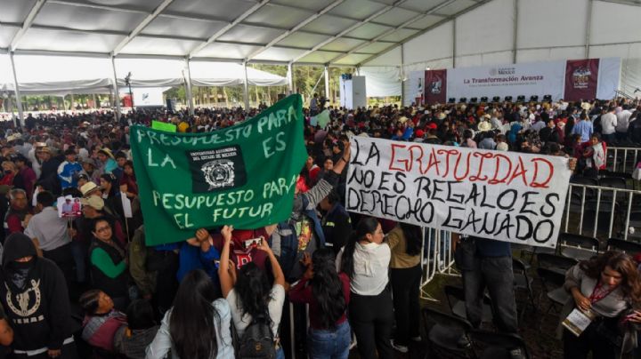 Estudiantes de la UAEM protestan durante la visita de Sheinbaum al Edomex
