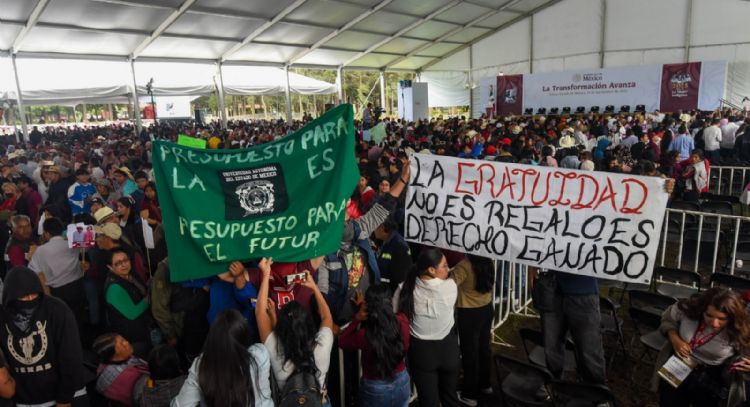 Estudiantes de la UAEM protestan durante la visita de Sheinbaum al Edomex