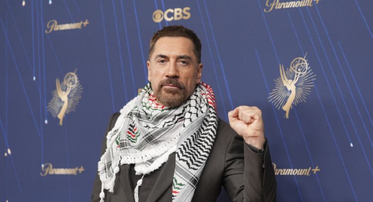 Javier Bardem acude a los Emmy con un pañuelo palestino al cuello y denuncia el “genocidio en Gaza”