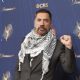 Javier Bardem acude a los Emmy con un pañuelo palestino al cuello y denuncia el “genocidio en Gaza”