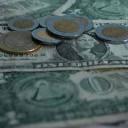 Peso gana en medio de datos de inflación