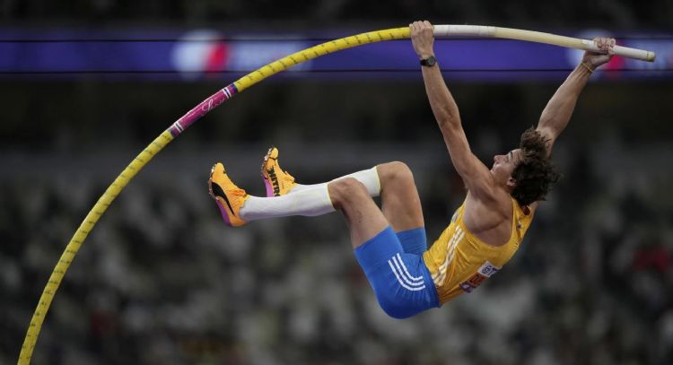 Duplantis rompe récord mundial de salto con pértiga por 14ta vez y gana su tercer título mundial