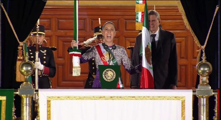 “Vivan las heroínas anónimas”: Sheinbaum dedica el Grito a mujeres y migrantes (Video)