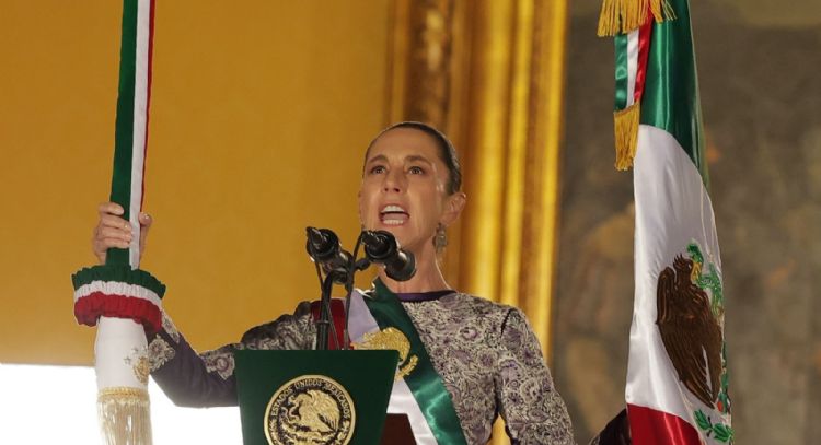 “Vivan las heroínas anónimas”: Sheinbaum dedica el Grito a mujeres, indígenas y migrantes (Video)