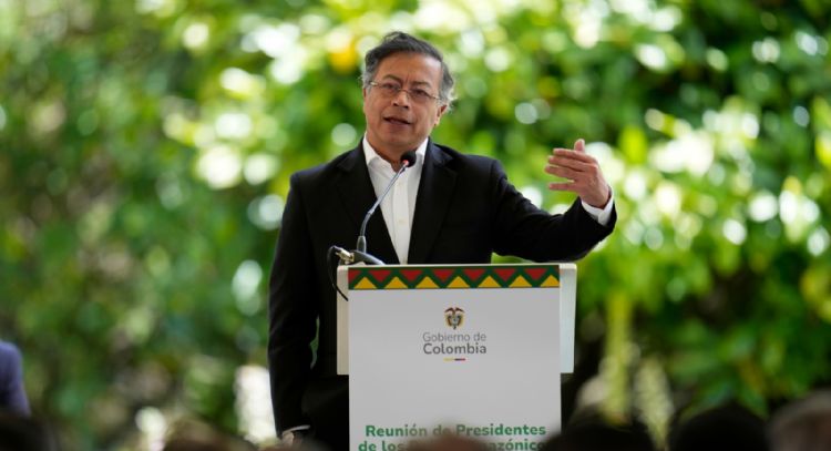 “Jamás de rodillas”, dice Petro al repudiar su inclusión en la lista Clinton