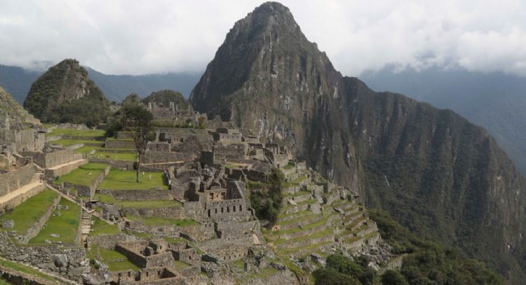 Turistas afectados por bloqueos de vía férrea hacia Machu Picchu en el sur de Perú