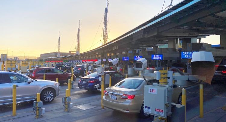 Encuentran a tres vietnamitas en cajuela de auto en cruce de Tijuana a EU; iba bebé de un año
