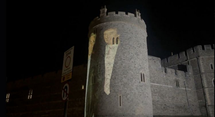 Así dan la bienvenida a Trump en Reino Unido: exhiben su foto con Epstein en el castillo de Windsor