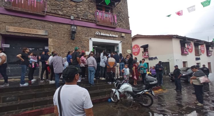 Puerta de metal le cae a un niño de 6 años en sucursal de Banco Azteca en Tepoztlán