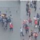 Comerciantes ambulantes arman campal en Zócalo de la CDMX por espacios para vender (Videos)