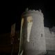 Así dan la bienvenida a Trump en Reino Unido: exhiben su foto con Epstein en el castillo de Windsor