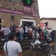 Puerta de metal le cae a un niño de 6 años en sucursal de Banco Azteca en Tepoztlán