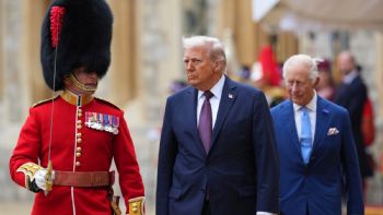 Trump es recibido en Inglaterra con fastuosa pompa y ceremonia