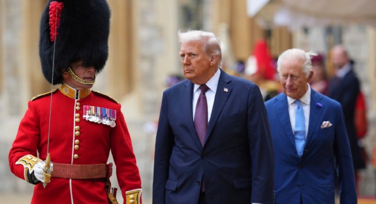 Trump es recibido en Inglaterra con fastuosa pompa y ceremonia