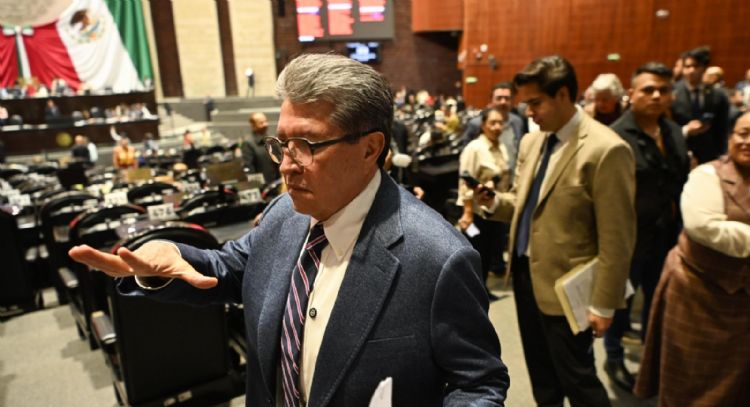 Aprueban en fast track la ley para cancelar suscripciones; Monreal alega estar en buró de crédito