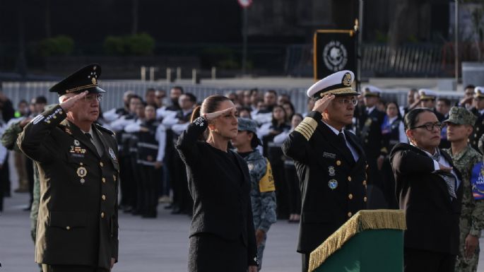 Sheinbaum encabeza el izamiento de la bandera por el aniversario de los sismos de 1985 y 2017