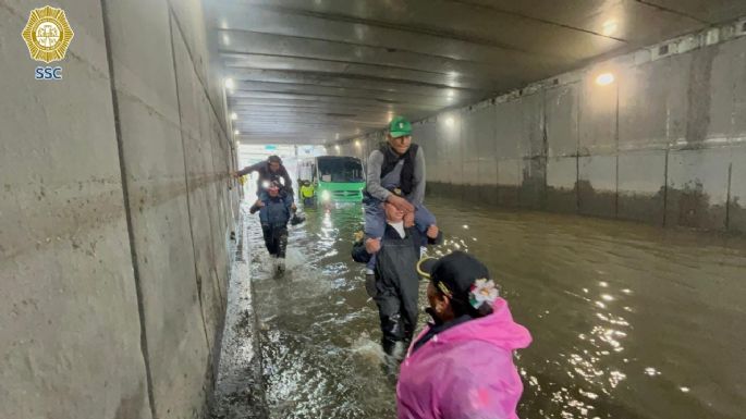 Lluvias en CDMX dejan 63 encharcamientos,10 árboles caídos y pasajeros atrapados en un bajo puente
