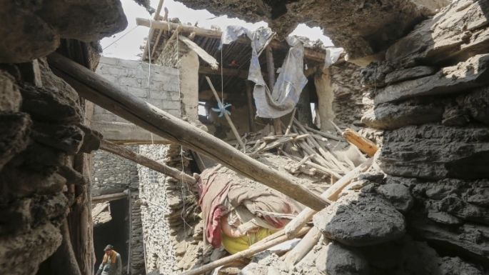 Rescatistas buscan sobrevivientes tras terremoto en Afganistán; hay más de mil 400 muertos