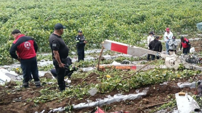 Mueren dos personas por desplome de helicóptero en Tepetlixpa