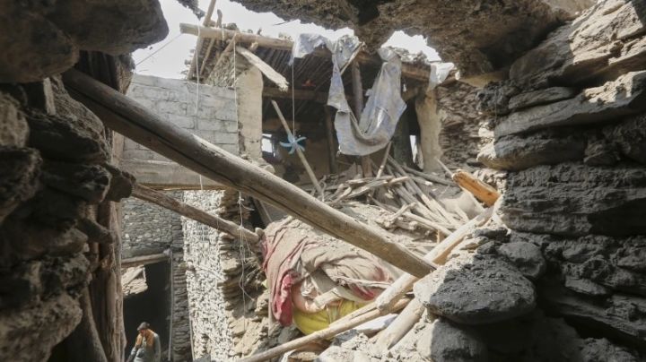 Rescatistas buscan sobrevivientes tras terremoto en Afganistán; hay más de mil 400 muertos
