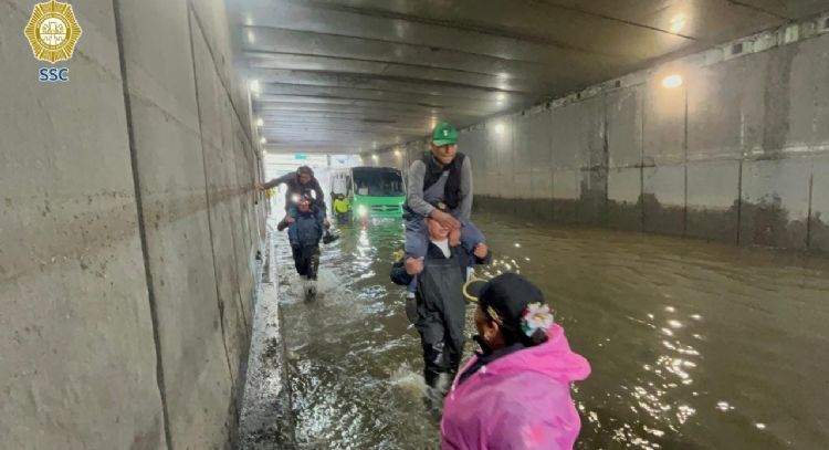 Lluvias en CDMX dejan 63 encharcamientos,10 árboles caídos y pasajeros atrapados en un bajo puente
