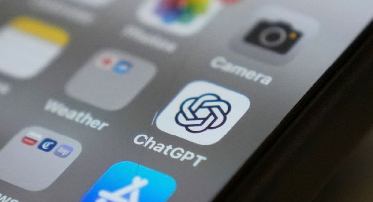 OpenAI y Meta trabajan en mejorar chatbots para ayudar a adolescentes en crisis