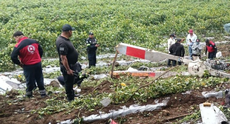 Mueren dos personas por desplome de helicóptero en Tepetlixpa