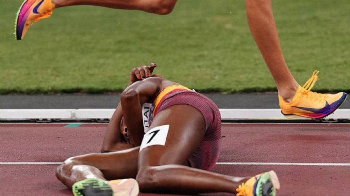 Campeona olímpica sufrió impactante caída al saltar un obstáculo en la prueba de los 3 mil metros